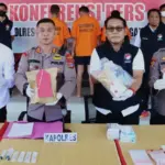 Kapolres Sigi AKBP Kari Amsah Ritonga menunjukkan barang bukti tembakau sintetis yang disita dari tersangka, Rabu (30/7/2025). (@Humas Polres Sigi)