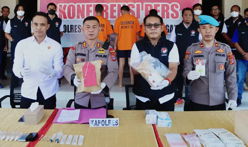 Kapolres Sigi AKBP Kari Amsah Ritonga menunjukkan barang bukti tembakau sintetis yang disita dari tersangka, Rabu (30/7/2025). (@Humas Polres Sigi)