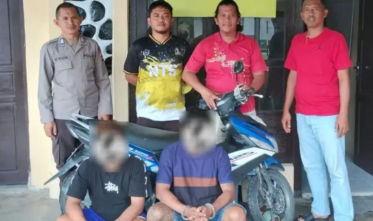 Dua terduga pencurian ternak saat digelandang ke Mapolsek Marawola, (Foto: Humas Polres Sigi)