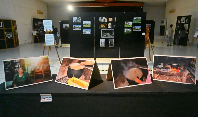 Pengunjung mengamati foto-foto yang dipamerkan di Galeri Museum Daerah dan Taman Budaya Sulteng di Palu, Senin (14/7/2025). (bmzIMAGES/basri Marzuki)