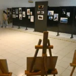 Pengunjung mengamati foto-foto yang dipamerkan di Galeri Museum Daerah dan Taman Budaya Sulteng di Palu, Senin (14/7/2025). (bmzIMAGES/basri Marzuki)