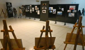 Pengunjung mengamati foto-foto yang dipamerkan di Galeri Museum Daerah dan Taman Budaya Sulteng di Palu, Senin (14/7/2025). (bmzIMAGES/basri Marzuki)