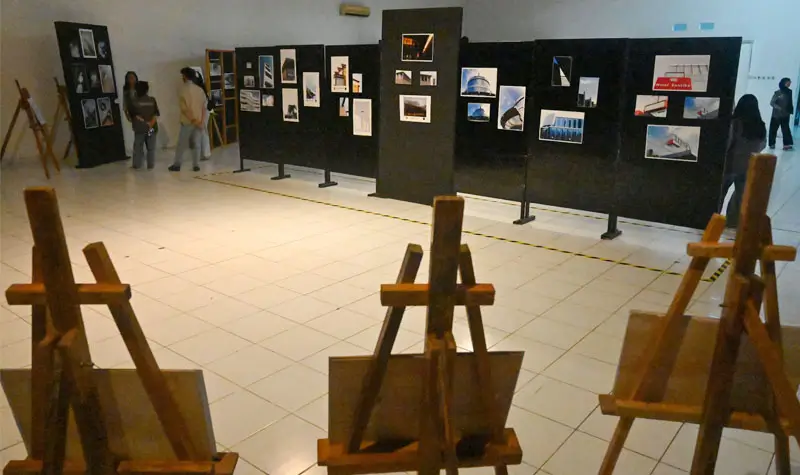 Pengunjung mengamati foto-foto yang dipamerkan di Galeri Museum Daerah dan Taman Budaya Sulteng di Palu, Senin (14/7/2025). (bmzIMAGES/basri Marzuki)