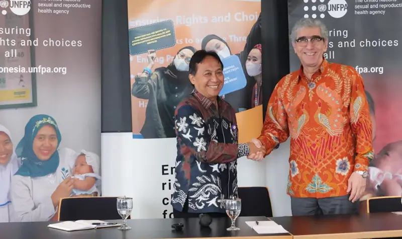 UNFPA Indonesia Representative Hassan Mohtashami dan Deputi Pengendalian Kependudukan, Kementerian Kependudukan dan Pembangunan Keluarga (Kemendukbangga/BKKBN) dr. Bonivasius Prasetya Ichtiarto, mengumumkan peluncuran laporan Situasi Kependudukan Dunia (State of World Population/SWP) report 2025 yang mengungkap bahwa krisis fertilitas global sesungguhnya adalah bahwa jutaan orang ingin punya anak tapi tidak bisa membangun keluarga yang mereka inginkan.(©️ UNFPA Indonesia)