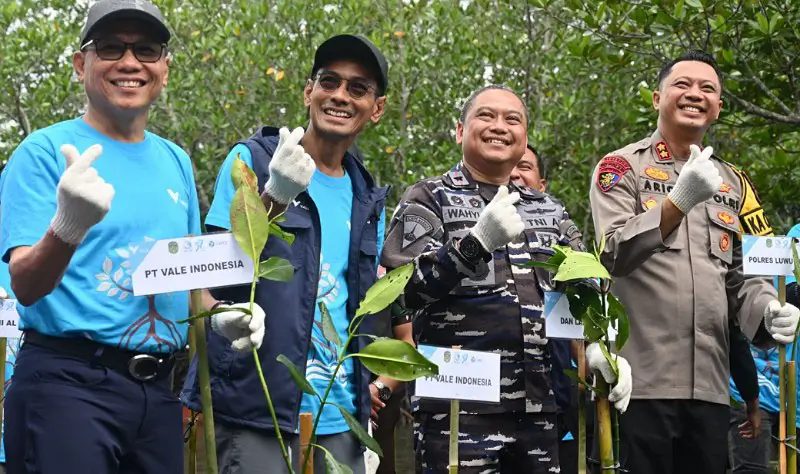 Danlantamal VI Makassar Brigjen TNI Marinir Wahyudi bersama Wakil Presiden Direktur dan Chief Operations & Infrastructure Officer PT Vale Abu Ashar dan Chief Human Capital Officer PT Vale Adriansyah Chaniago pad apenanaman mangrove di Pantai Pasi-pasi, Luwu Timur, Sabtu (26/7/2025). (bmzIMAGES/Basri Marzuki)