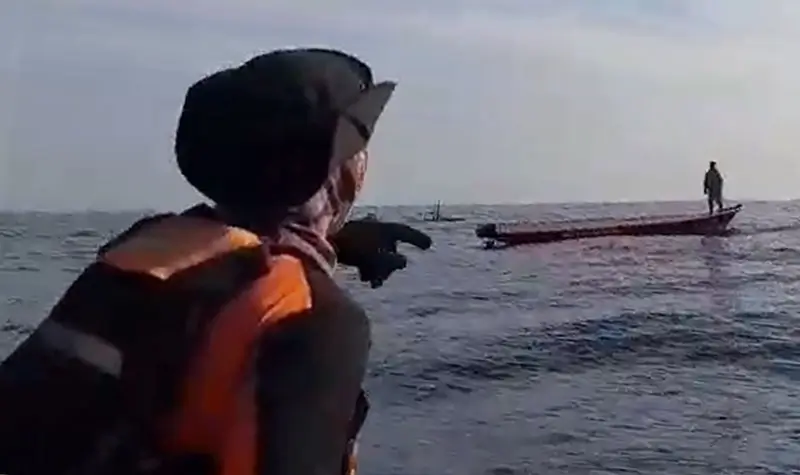 Tim SAR mengevakuasi Baharuddin yang teromabng-ambing di laut setelah perahunya rusak, Senin (7/7/2025). (Foto: Basarnas Palu)
