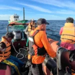Tim SAR mengevakuasi penumpang long boat yang mati mesin di Perairan Matanga, Kabupaten Banggai Laut, Sulawesi Tengah, Sabtu (5/7/2025). (Foto: Basarnas Palu)