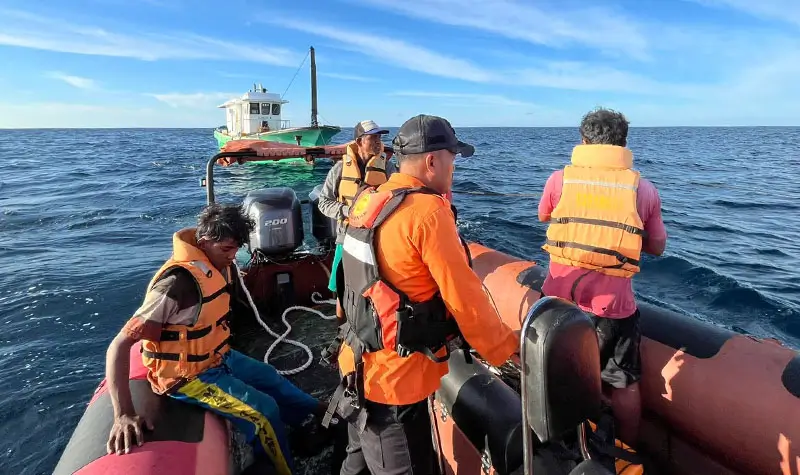 Tim SAR mengevakuasi penumpang long boat yang mati mesin di Perairan Matanga, Kabupaten Banggai Laut, Sulawesi Tengah, Sabtu (5/7/2025). (Foto: Basarnas Palu)