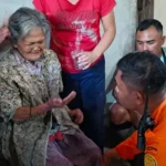 Deda Tokao, nenek 79 tahun saat dievakuasi ke rumahnya setelah dilaporkan hilang di Desa Betue, Poso, Jumat (4/7/2025). (Foto: Basarnas Palu)