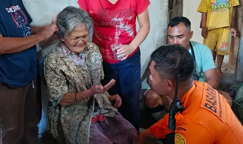 Deda Tokao, nenek 79 tahun saat dievakuasi ke rumahnya setelah dilaporkan hilang di Desa Betue, Poso, Jumat (4/7/2025). (Foto: Basarnas Palu)