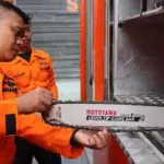 Kepala Basarnas Palu Muh Rizal mengecek peralatan pada apel Senin (28/7/2025). (©Basarnas Palu)