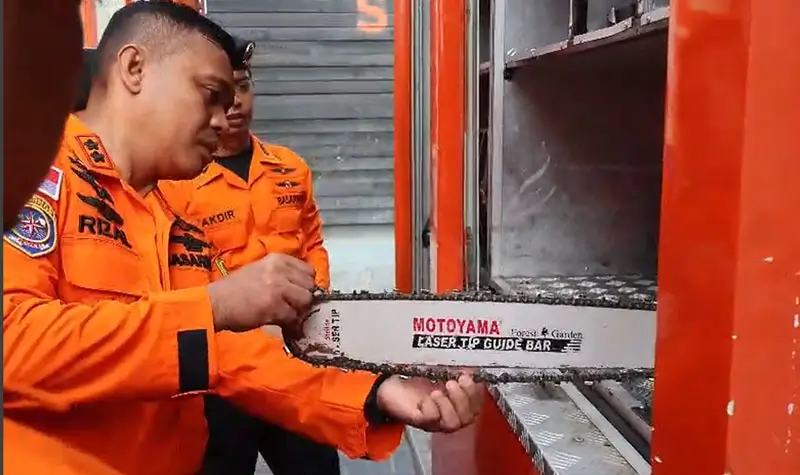 Kepala Basarnas Palu Muh Rizal mengecek peralatan pada apel Senin (28/7/2025). (©Basarnas Palu)