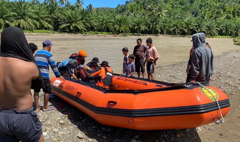 Evakuasi jenazah Taharudin yang ditemukan meninggal dunia setelah terseret arus Sungai Mamara, Donggala, Selasa (8/7/2025). (Foto: Basarnas Palu)