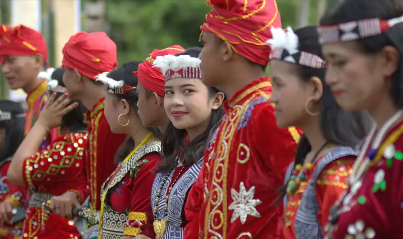 Warga Lindu memakai pakaian adat menyambut tamu pada Festival Danau Lindu 20205 di Lindu, Sigi, Jumat (18/7/2025). (bmzIMAGES/basri marzuki)