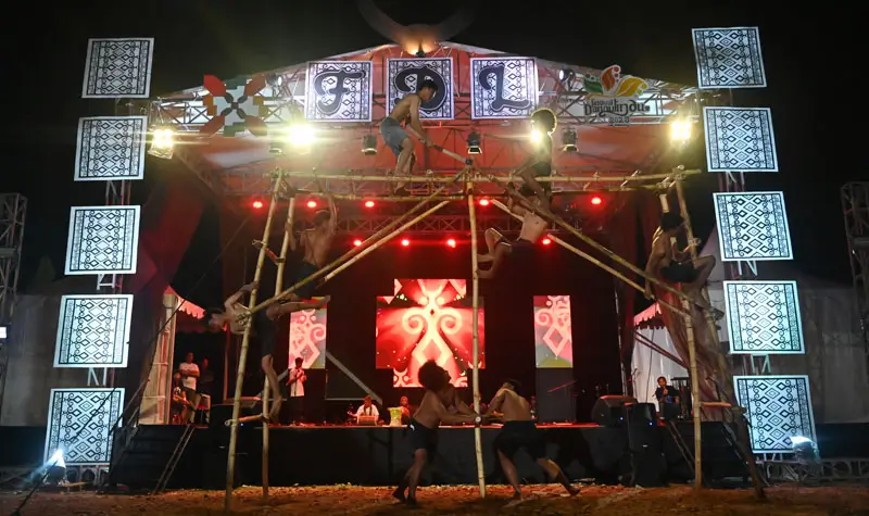 Salah satu penampilan sanggar seni pada Festival Danau Lindu 2025, Sabtu (19/7/2025). (bmzIMAGES/basri marzuki)