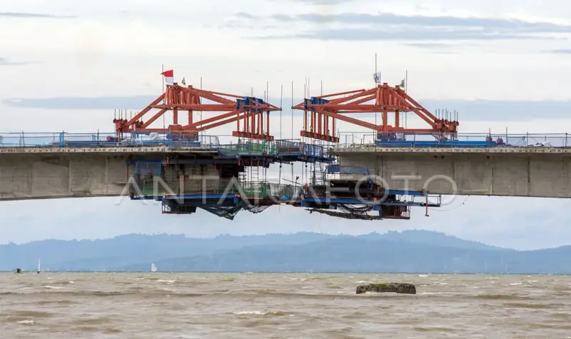 Pekerja menyelesaikan penyambungan Jembatan Palu IV di Palu, Sulawesi Tengah, Senin (27/1/2025). (ANTARA FOTO/Basri Marzuki)