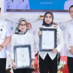 Kakanwil Kemenkum Sulteng Rakhmat Renaldy (kiri) pada penyerahan sertfikat merek kepada UMKM di Morowali, Rabu (23/7/2025). (@Kemenkum Sulteng)
