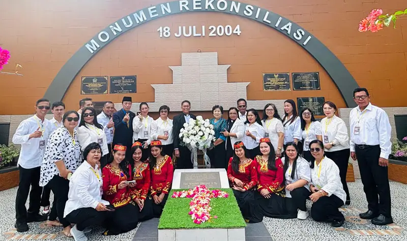 Peringatan penembakan pendeta Susianty di di depan Monumen Rekonsiliasi, Gereja Effatha Palu, Jumat (18/7/2025). (Foto: Wulan)