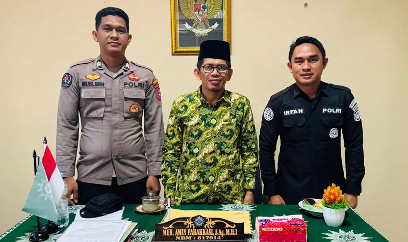 Ketua PW Muhammadiyah Sulteng Muh. Amin Parakkasi (tengah) bersama personel Subsatgas Humas Brigpol Irfan Harun di Kantor PW Muhammadiyah Sulteng di Palu, Kamis (24/7/2025). (@Humas Satgas Madago Raya)