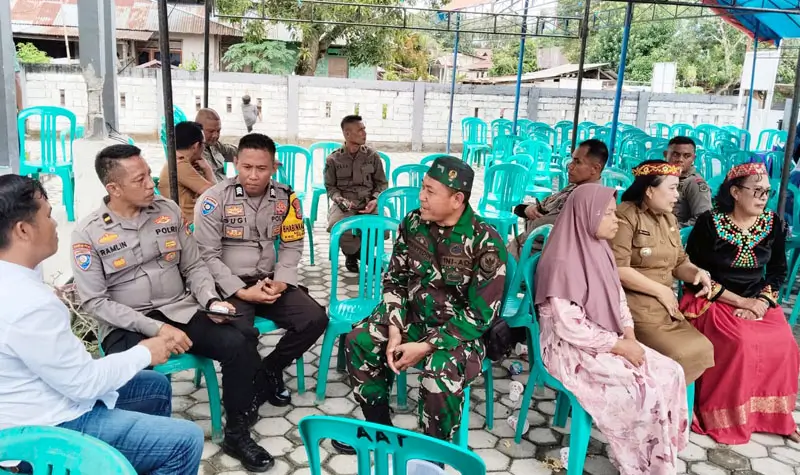 TNI dan Polri bersama warga pada kegiatan sambang di Desa Tabalu, Poso, Selasa (8/7/2025). (Foto: Huams Satgas Madago Raya)