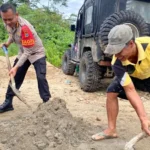 Kastgas Ops Madago Raya, Kombes Boy F Samola mengaduk campuran semen untuk pembangunan sekolah satu atap di DUsun Manggalapi, Parigi Moutong, Selasa (1/7/2025). (Foto: Humas Ops Madago Raya)
