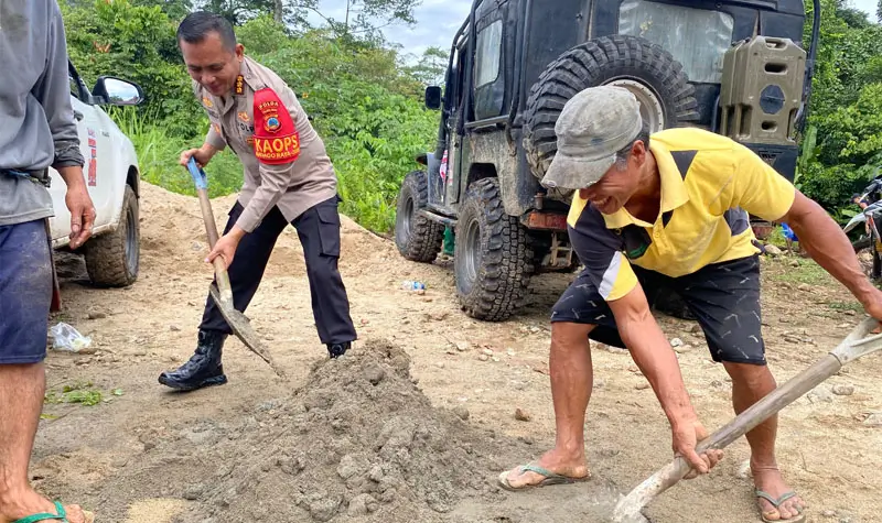 Kastgas Ops Madago Raya, Kombes Boy F Samola mengaduk campuran semen untuk pembangunan sekolah satu atap di DUsun Manggalapi, Parigi Moutong, Selasa (1/7/2025). (Foto: Humas Ops Madago Raya)