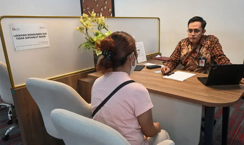 Petugas OJK Sulteng melayani warga yang mengadukan kasus OMC di Palu, Kamis (10/7/2025). (bmzIMAGES/Basri Marzuki)