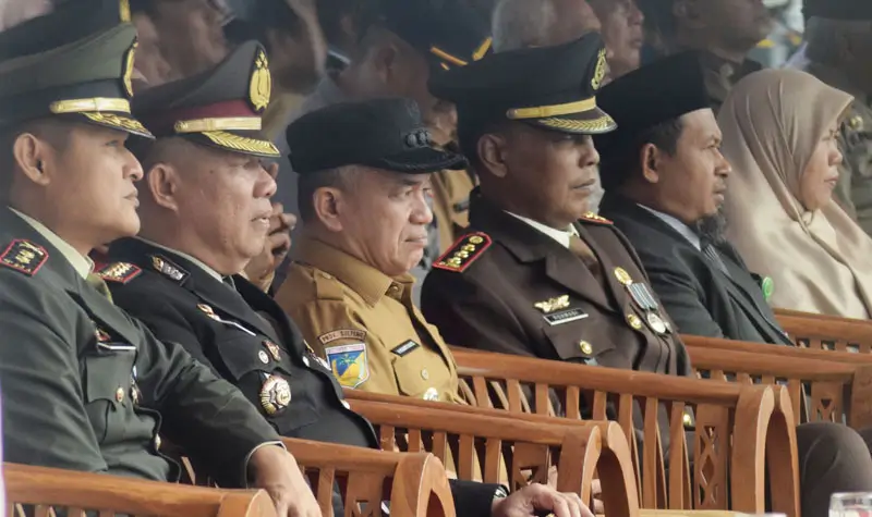 Wali Kota Palu Hadianto Rasyid (tengah) bersama Kapolresta Palu, Kombes Pol Deny Abrahams pada peringatan HUT ke-79 Bhayangkara di Halaman Kantor Wali Kota Palu, Selasa (1/7/2025). (Foto: Prokopim Setda Kota Palu/Imron)