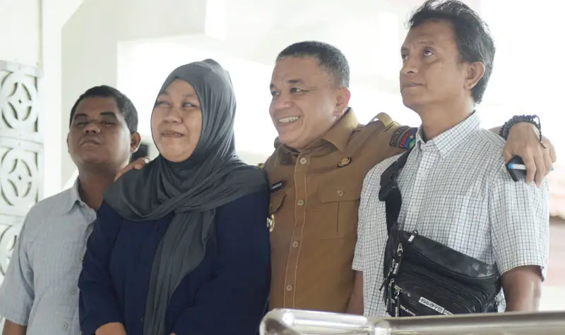 Wali Kota Hadianto Rasyid bersama sejumlah penyandang disabilitas di Kantor Wali Kota Palu, Selasa (1/7/2025). (Foto: Prokopim Setda Kota Palu/Imron)