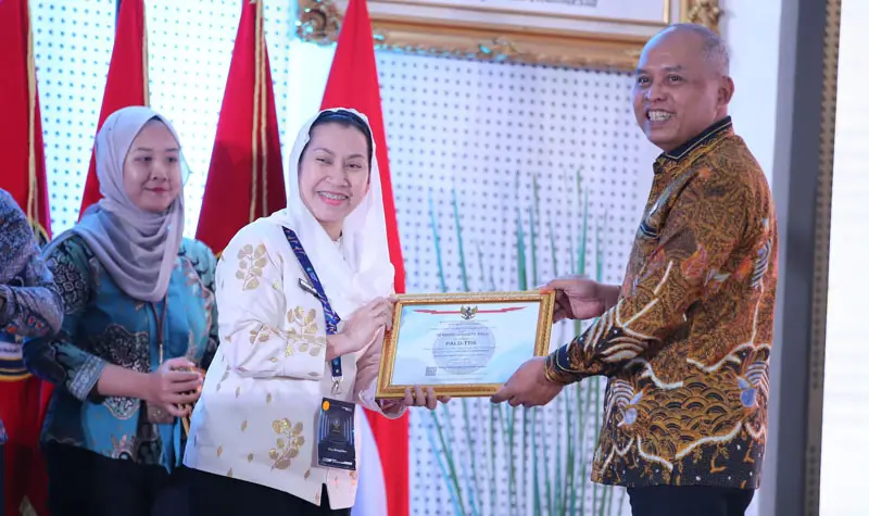 Kepala BSSN RI Letjen TNI (Purn) Nugroho Sulistyo Budi menyerahkan setifikat TTIS kepada Wakil WEali KOta Palu, Imelda Liliana Muhidin di Jakarta, Selasa (22/7/2025). (Foto: prokopim Setda Kota Palu)