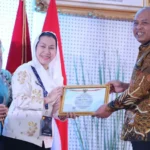 Kepala BSSN RI Letjen TNI (Purn) Nugroho Sulistyo Budi menyerahkan setifikat TTIS kepada Wakil WEali KOta Palu, Imelda Liliana Muhidin di Jakarta, Selasa (22/7/2025). (Foto: prokopim Setda Kota Palu)