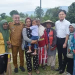 Wali Kota Iwanuma, , Jepang, Jun'ichi Satō bersama Wali Kota Palu Hadianto Rasyid berfoto bersama warga di lekasi eks likuifaksi Petobo, Selasa (15/7/2025). (Foto: Prokopim Setda Kota Palu/Imron)