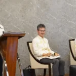 Walikota Hadianto Rasyid (kiri) memberi sambutan pada Diseminasi Proyek Komunitas Tangguh Pascabencana bersama Wali Kota Iwanuma Jepang, Jun'ichi Satō (kanan) di Auditorium Wali Kota, Senin (14/7/2025). (Prokopim Setda Kota Palu/Jufri)