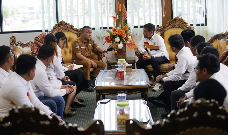 Wali Kota Hadianto berdialog dengan pengurus Kadin Kota PAlu di ruang kerjanya, Selasa (8/7/2025). (Foto: Prokopim Setda Kota Palu/Iwan)