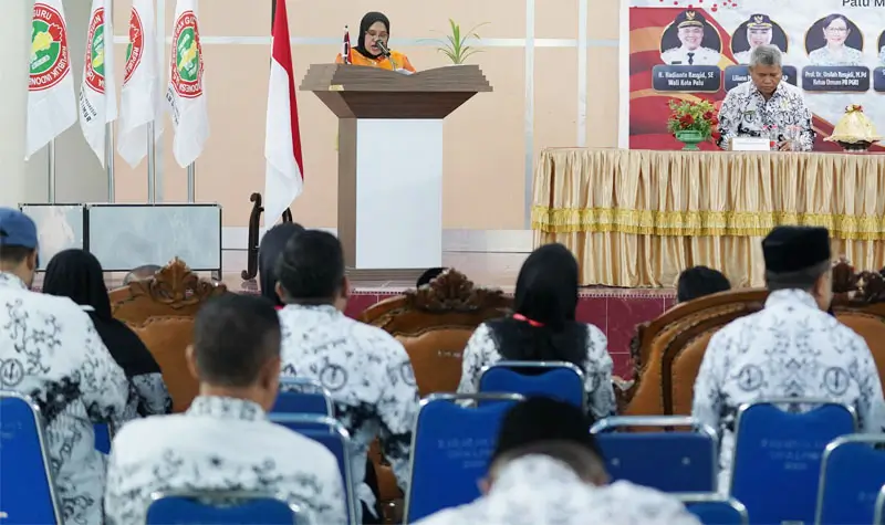 Sekot Irmayanti menyampaikan sambutan pada Konferensi PGRI Kota Palu, di Gedung BPMP Palu, Minggu (6/7/2025). (Foto: Prokopim Setda Kota Palu/Jufri)