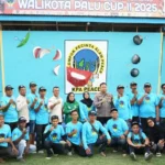 Foto bersama usai pembukaan Open Tournament Peace Kaili Sport Climbing Fest Wali Kota Palu Cup II Tahun 2025 di Jembatan Lalove, Palu, Kamis (3/7/2025). (Prokopim Setda Kota Palu/Yuspi)