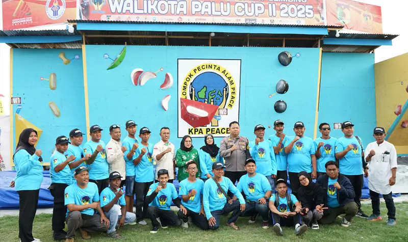 Foto bersama usai pembukaan Open Tournament Peace Kaili Sport Climbing Fest Wali Kota Palu Cup II Tahun 2025 di Jembatan Lalove, Palu, Kamis (3/7/2025). (Prokopim Setda Kota Palu/Yuspi)