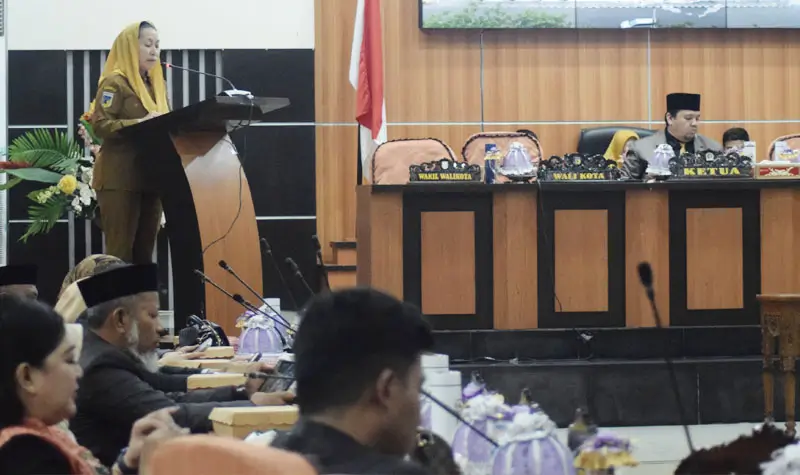 Wakil Wali Kota Palu, Imelda Liliana Muhidin pada rapat paripurna RPJMD dan Pertanggungjawaban APBD 2024 di Ruang Rapat DPRD Kota Palu, Senin (7/7/2025). (Foto: Prokopim Setda Kota Palu/Imron)