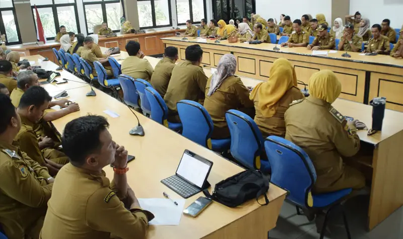 Wali Kota Palu pada rapat bersama para lurah dan camat seKota Palu, Senin (21/7/2025). (Foto: Prokopim Setda Kota Palu/Imron)