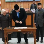 Ketua DPRD Kota Palu, Rico A. Djanggola meneken persetujuan atas RPJMD Kota Palu 2025-2029, Sabtu (12/7/2025). (Foto: Prokopim Setda Kota Palu/Yusfi)