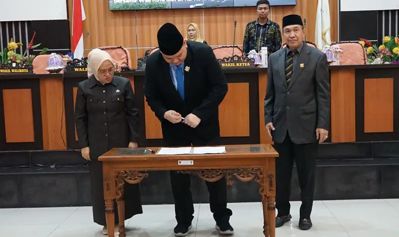 Ketua DPRD Kota Palu, Rico A. Djanggola meneken persetujuan atas RPJMD Kota Palu 2025-2029, Sabtu (12/7/2025). (Foto: Prokopim Setda Kota Palu/Yusfi)
