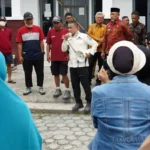WaliKota Hadianto saat menemui warga yang menyegel Kantor Kelurahan Balaroa, Kamis (10/7/2025). (Foto: Prokopim Setda Kota Palu/Jufri)