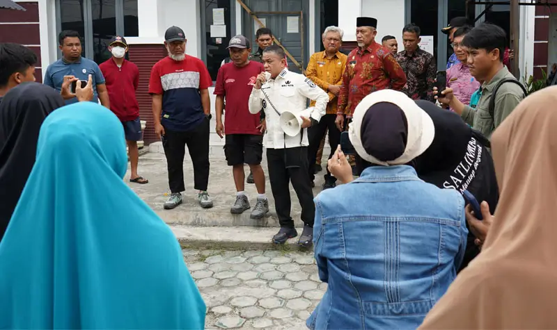 WaliKota Hadianto saat menemui warga yang menyegel Kantor Kelurahan Balaroa, Kamis (10/7/2025). (Foto: Prokopim Setda Kota Palu/Jufri)