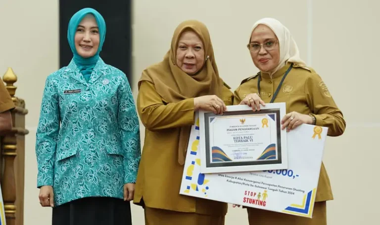 Sekkot Palu, Iramyanti (kiri) menerima sertifikat dari Wagub Sulteng Reny A Lamadjido atas kinerja penanganan stunting pada forum Musrenbang 2025 di Gedung DPRD Sulteng, Senin (30/6/2025). (Foto: Prokopim Setda Kota Palu/Jufri)