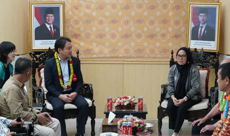 Wali Kota Iwanuma Jepang Junichi Sato (kiri) disambut Sekot Palu, Irmayanti sesaat tiba di Bandara Mutiara Sis Aljufri Palu, Minggu (13/7/2025). (Foto: Prokopim Setda Kota Palu/Jufri)