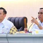 Menteri Koordinator Bidang Infrastruktur dan Pembangunan Wilayah Agus Harimurti Yudhoyono (kiri) bersama GUbernur Sulteng Anwar Hafid pada pertemuan di Ruang Polibu, Rabu (9/7/2025). (Foto: Biro Adpim Pemprov Sulteng)