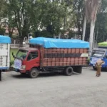 Truk yang mengangkut beras bantuan pangan menunggu pelepasan di kantor Gubernur Sulteng, Senin (14/7/2025). (Foto: Nurwahida Andigani)