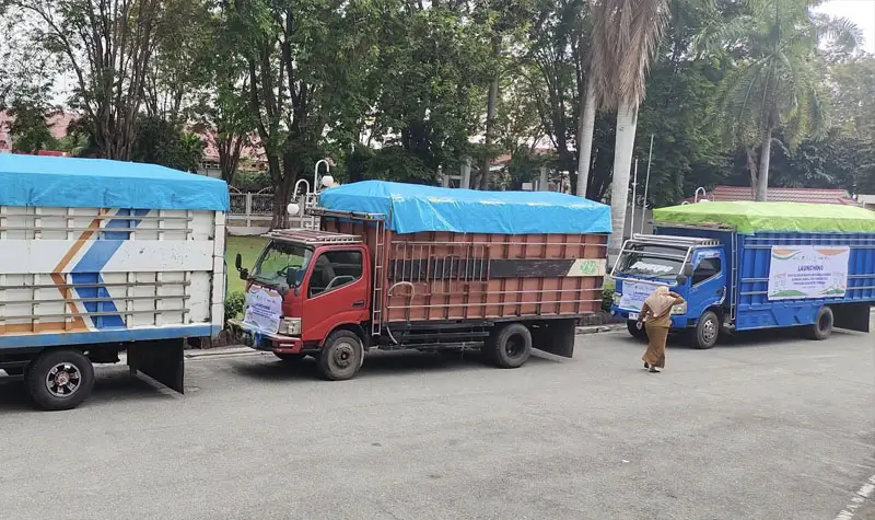Truk yang mengangkut beras bantuan pangan menunggu pelepasan di kantor Gubernur Sulteng, Senin (14/7/2025). (Foto: Nurwahida Andigani)