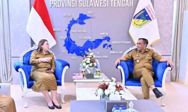 Gubernur Sulteng ANwar Hafid menerima kunjungan Bupati Donggala Vera A Laruni di ruang kerjanya, Selasa (29/7/2025). (©Biro Adpim Pemprov Sulteng)