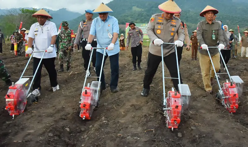 Kapolda Sulteng Irjen Pol Aus Nogroho (kedua kanan) bersama sejumlah pejabat terkait menanam jagung di lahan perhutanan sosial di Desa Lambara, Kecamatan Tanambulava, Kabupaten Sigi, Rabu (9/7/2025). (Foto: Humas Polda Sulteng)